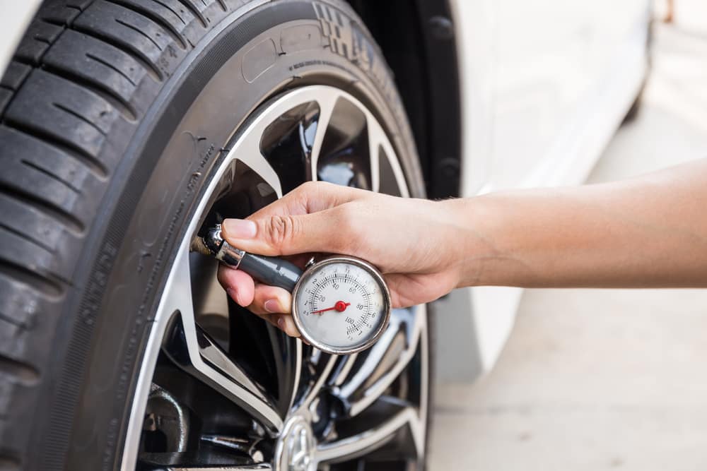 manometer, kontrola pneumatík, servis vozidla, pneumatiky, tlak vzduchu v pneumatikách