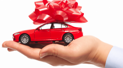 darček, červené auto, mašľa, dedenie, darovanie vozidla, nový majiteľ