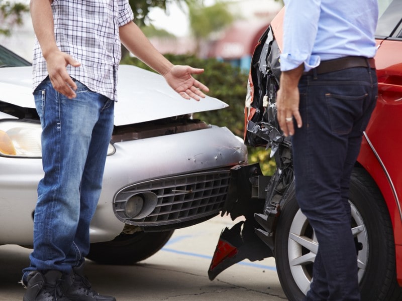 škodová udalosť, neznámy vinník, poistná udalosť, dopravná nehoda, búračka, nehoda, sivé auto, červené auto, vinník nehody